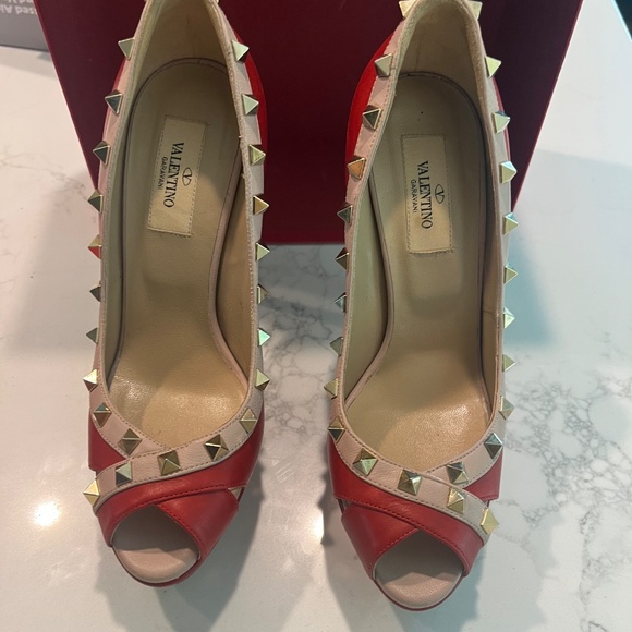 Authentic Valentino NIB Red and Tan Rockstud Stilletos - Picture 3 of 5